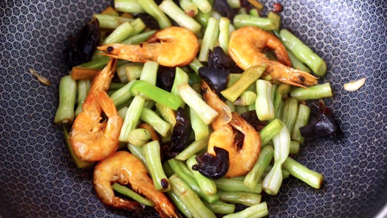 海虾芸豆木耳时蔬便当,大火翻炒至所有的食材混合均匀，即可关火。