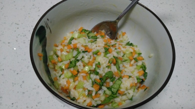 香煎上海青、胡萝卜、鸡蛋、大米饼,用勺子边搅拌边用力压。