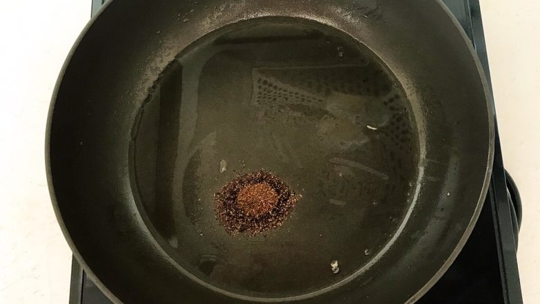 武汉热干面,炒锅烧热后加入1勺大豆色拉油，烧热后加入花椒粉