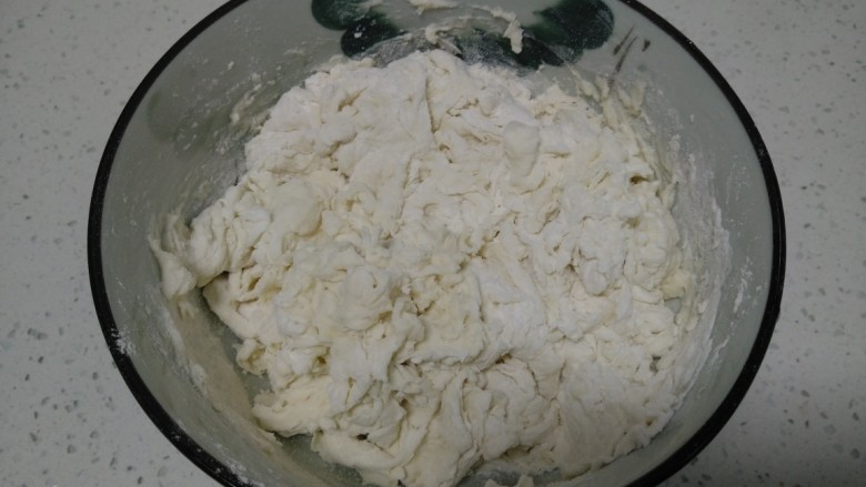 烙五仁月饼,面粉称好，加入适量清水搅拌成大絮状 。