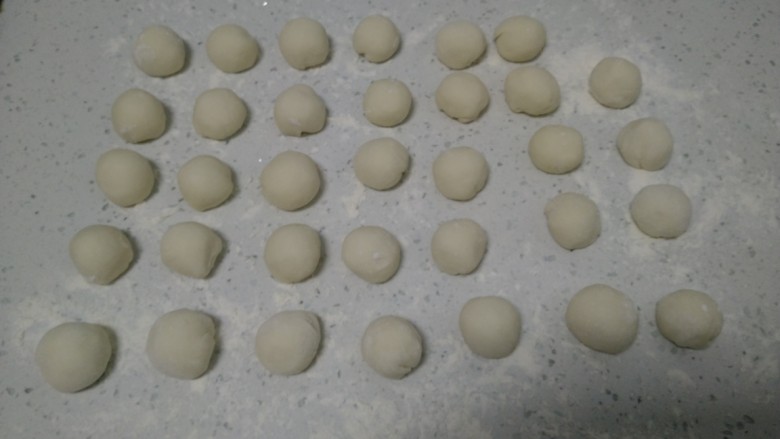 烙五仁月饼,搓成长条，用手揪成均匀的小剂子再团圆。