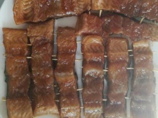 日式鳗鱼饭,浇上刚煮开的烤酱汁水，用竹签串好，没有竹签的可以用牙签，串起来防止烤的时候变形。