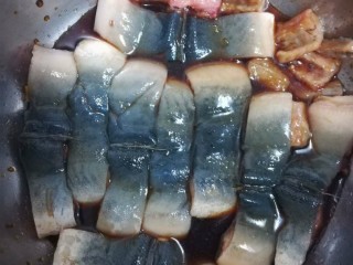 日式鳗鱼饭,把中断切成段，放入腌汁腌汁2小时左右，水烧开后大火蒸5分钟，蒸至7分熟，倒掉盘里的腌汁水，喜欢入味的可以腌汁一个晚上，但是这样比较容易破坏味道的新鲜美