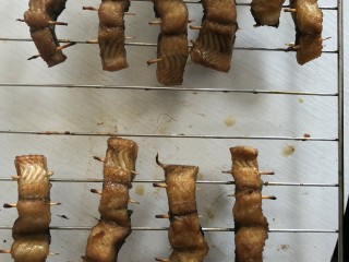 日式鳗鱼饭,鳗鱼放烤架上，下面放烤盘接油，200度6分钟，取出刷蜂蜜水，（蜂蜜，水=1/2），散点白芝麻，翻面再烤6分钟。