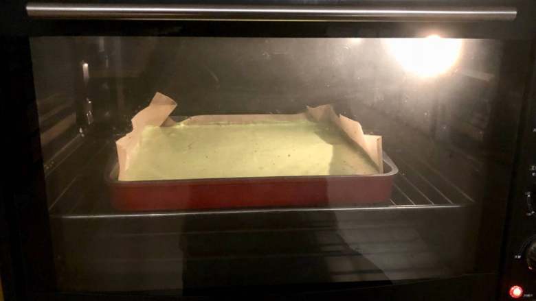 抹茶蛋糕卷,放入烤箱中下层，170度烤18分钟