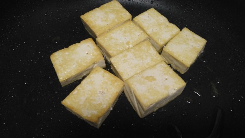 酱炒豆腐、素肠、小西芹,翻面煎至两面金黄。