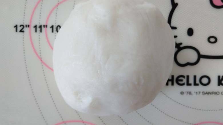 玫瑰栗蓉冰皮月饼,3.揉成光滑的团，包上保鲜膜静止一会。
