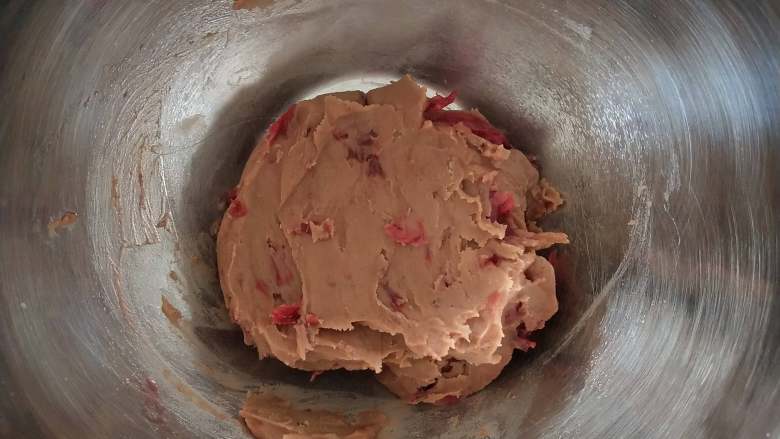玫瑰栗蓉冰皮月饼,5.从锅中取出后加入玫瑰酱拌匀。
