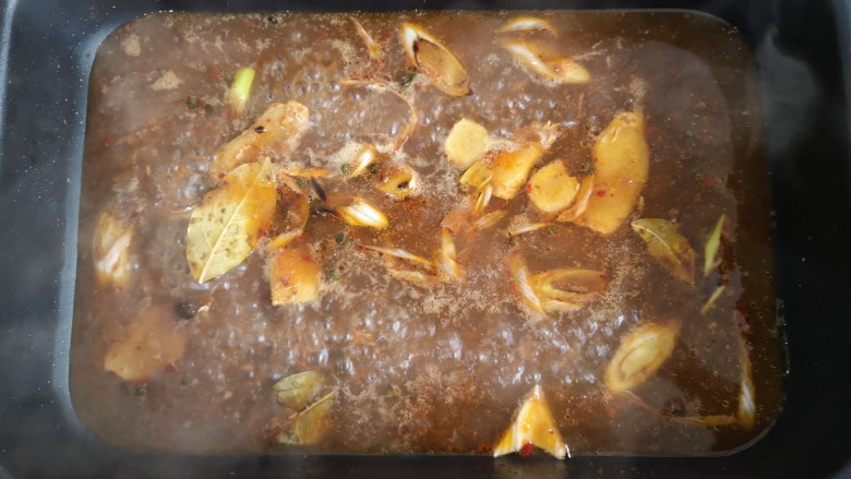 家庭版自制烤鱼,将汤料大火煮开。