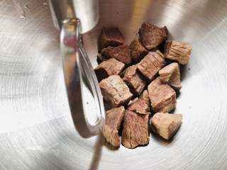 宝宝辅食之牛肉松,直接放到厨师机里用搅拌桨中低速把肉打散，