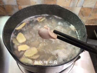 烤鸡肾,锅中加水，放入姜片和花椒，冷水将鸡肾一起倒入锅中，中小火煮开