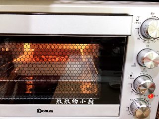 烤鸡肾,送进烤箱上下火170度烤20分钟即可