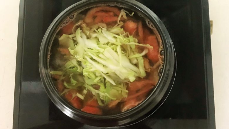 罗宋汤,加入圆葱和圆白菜
