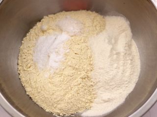 小鸡窝窝头,把玉米面粉和麦芯粉，泡打粉和白砂糖，泡打粉放入一个大一点的容器里。