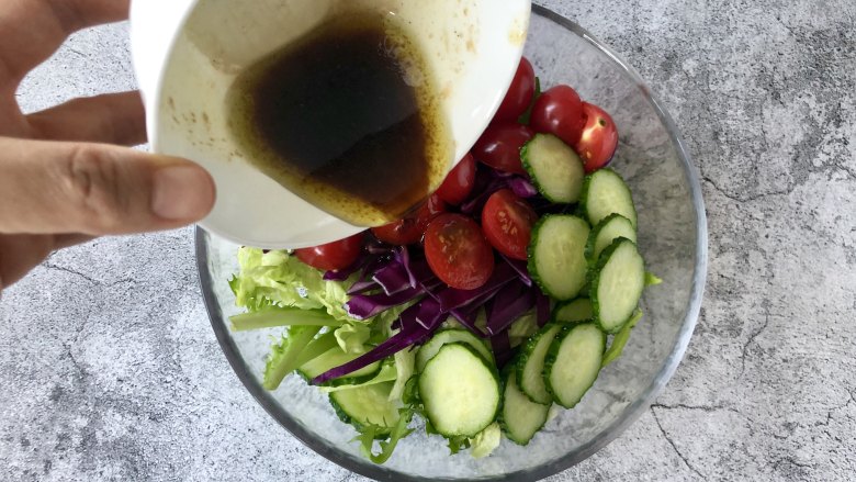 教你自制油醋汁，拌出美味碧根果蔬菜沙拉,把油醋汁倒入切好的蔬菜中拌匀。