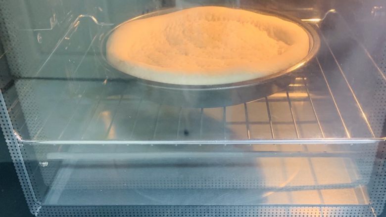 榴莲披萨🍕,将醒发好饼胚再次送入烤箱上下火180度烤5分钟。