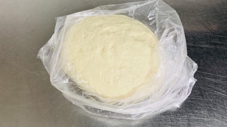 榴莲披萨🍕,其中一个面剂装入保鲜袋进行一次发酵。
