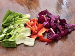 火腿肠时蔬炒意面便当,紫甘蓝用手撕成碎片，小油菜切段，红椒切条。