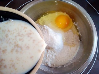 巧克力甜甜圈,将高筋粉，白糖，奶粉混合，打入一个鸡蛋，将牛奶溶解的酵母少量多次倒入。