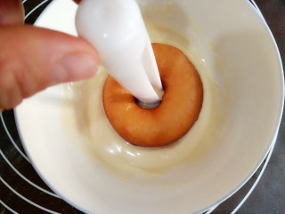 巧克力甜甜圈,将甜甜圈一面放入融化的巧克力中。