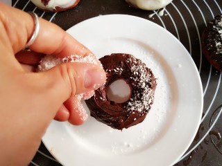 巧克力甜甜圈,同样的方法给甜甜圈包裹一层黑巧克力，并在巧克力未干时撒上一层椰蓉。