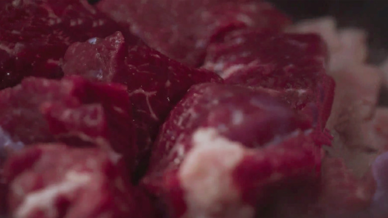 法式红酒烩牦牛肉,待培根煎至金黄时，放入腌制好的牦牛肉。