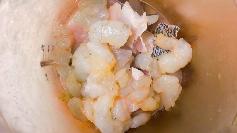 宝宝鲜鱼羹,把鱼肉和去壳的虾肉一起放入辅食机搅拌成泥。