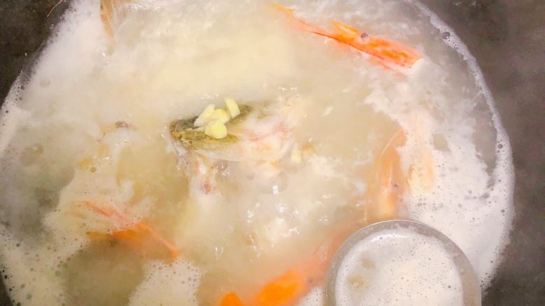 宝宝鲜鱼羹,把煮出的浮沫撇掉。煲汤需要大火煮开转小火炖5分钟。制作鲜香美味的汤底。