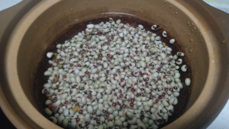 江豆蛋黄酥,将泡好的江豆放入砂锅中，倒入沫过江豆的清水。
