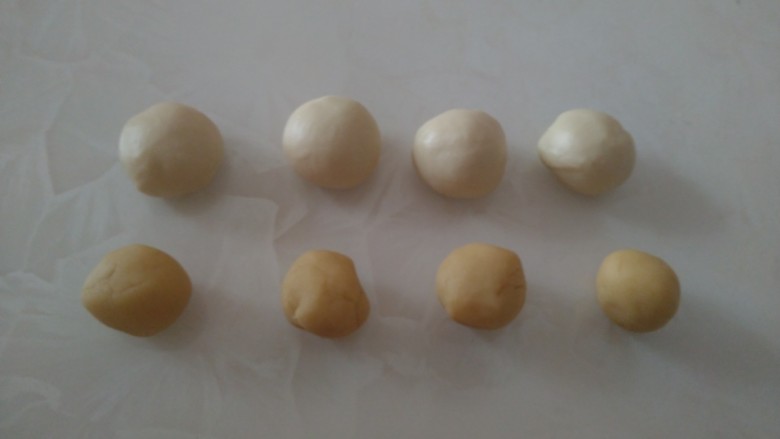 江豆蛋黄酥,将水油皮和酥皮平均分成4份。