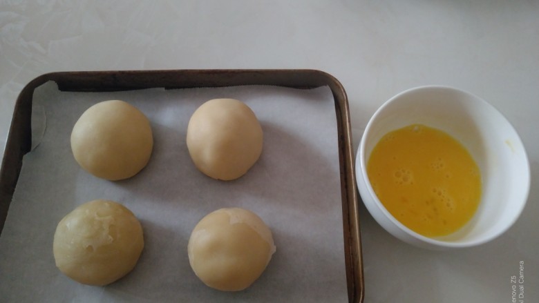 江豆蛋黄酥,放入烤盘中，准备好蛋黄液。