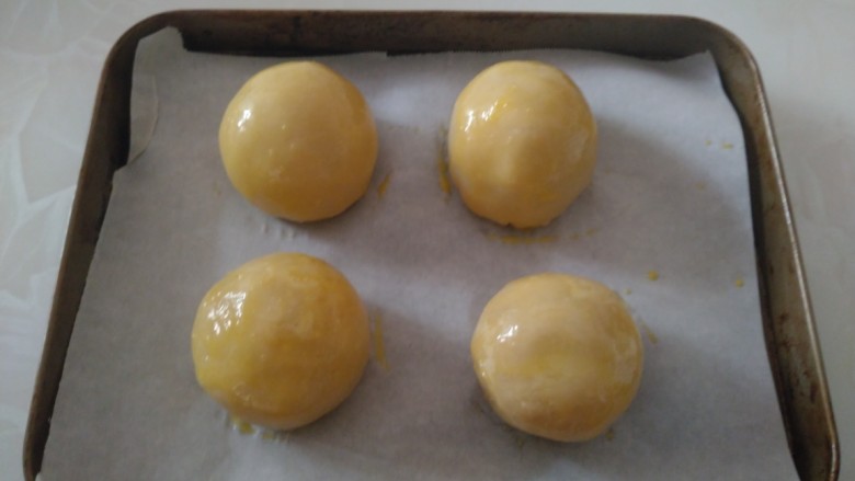 江豆蛋黄酥,在生坏上均匀涂上蛋黄液。