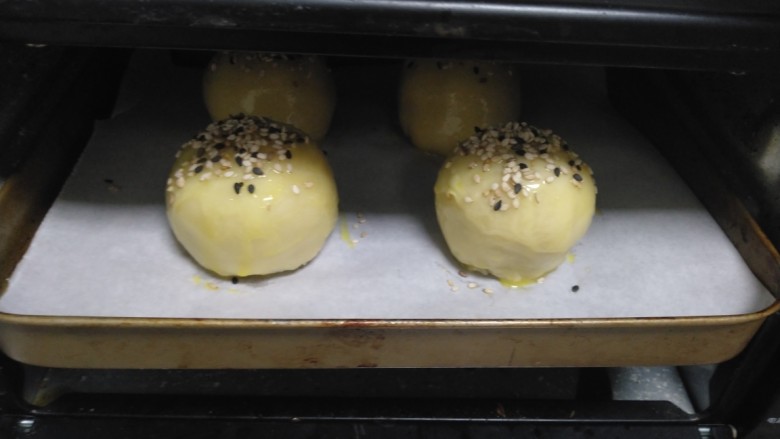 江豆蛋黄酥,烤箱180度预热5分钟，放入生坏。