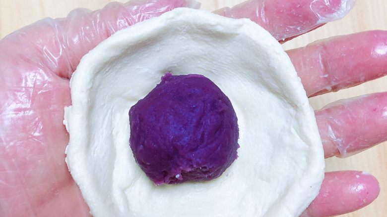 椰浆紫薯奶皮月饼,蛋挞皮中包入紫薯馅料。