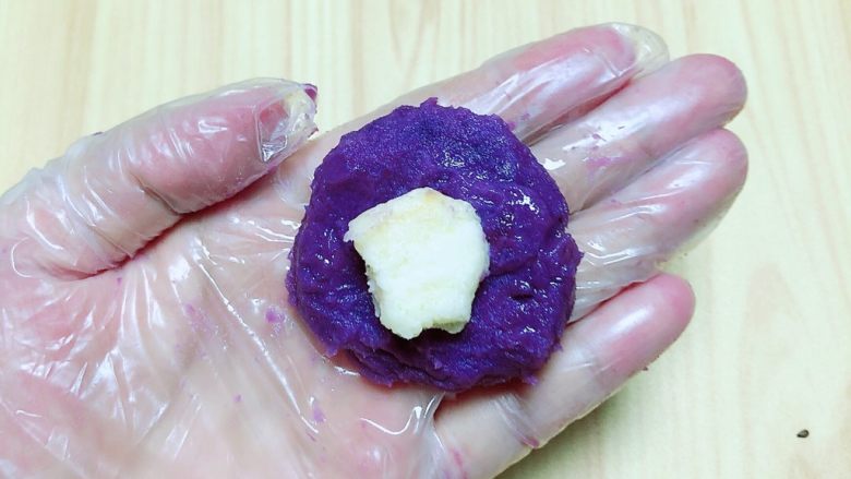 椰浆紫薯奶皮月饼,紫薯中包入一小块奶皮，四周卷起包起来。