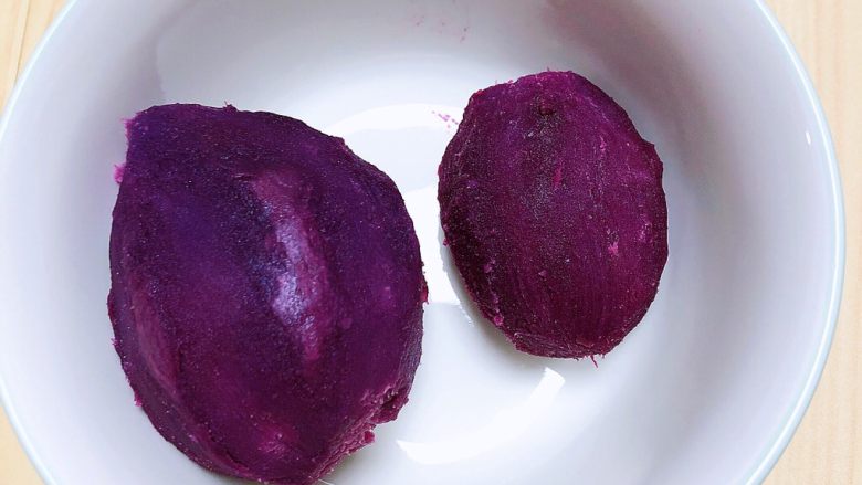 椰浆紫薯奶皮月饼,紫薯蒸好、祛皮待用。