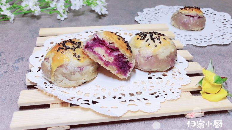 椰浆紫薯奶皮月饼,一盘色香味俱全的椰浆紫薯奶皮月饼就上桌了！