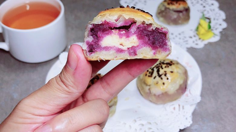 椰浆紫薯奶皮月饼,咬一口，外皮酥脆，内部嫩滑香甜，三层夹心一目了然！