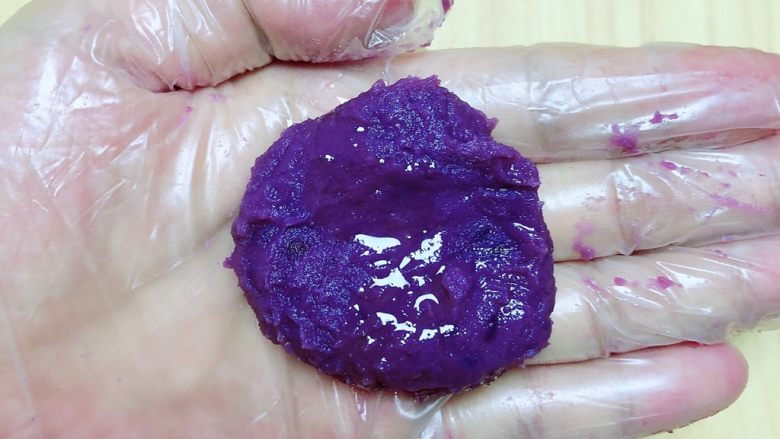 椰浆紫薯奶皮月饼,取半勺紫薯泥，怕粘放几滴<a style='color:red;display:inline-block;' href='/shicai/ 851'>橄榄油</a>，按成小饼状。