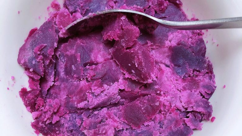椰浆紫薯奶皮月饼,紫薯用勺子切碎压成泥。