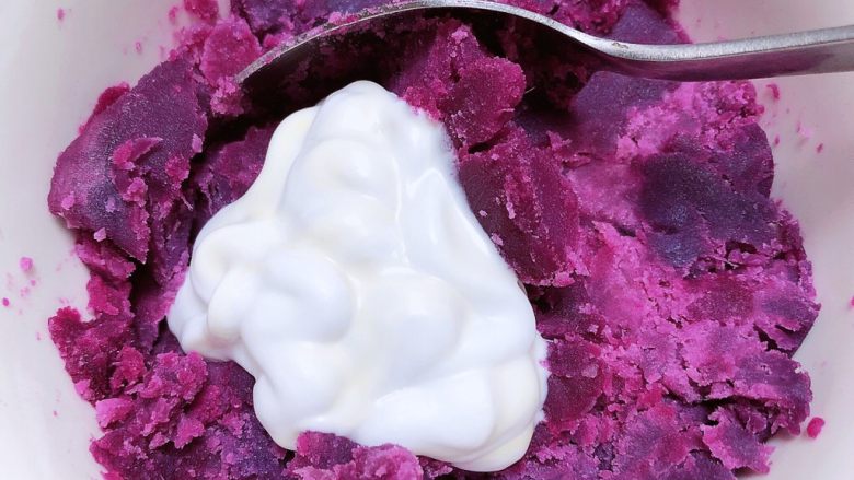 椰浆紫薯奶皮月饼,紫薯中倒入80ml椰浆。