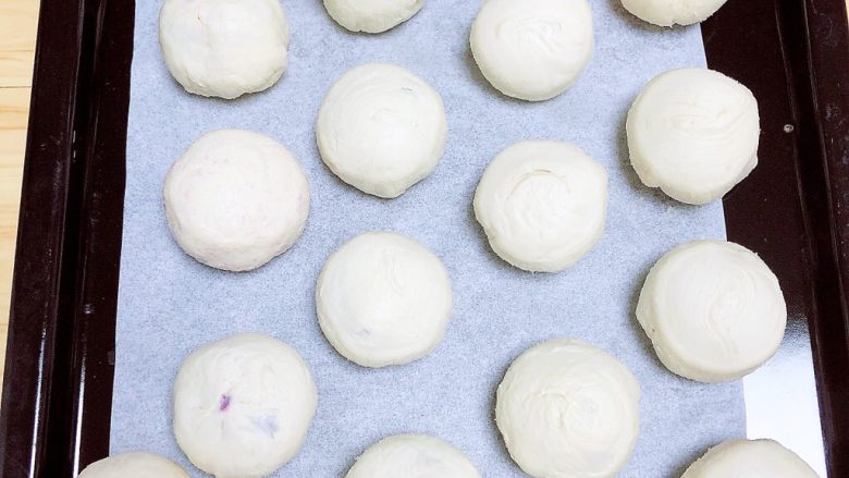 椰浆紫薯奶皮月饼,将包好的月饼放入烤盘中，预热烤箱，180度预热10分钟。