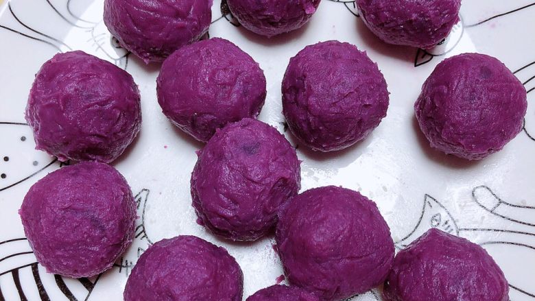 椰浆紫薯奶皮月饼,逐一包好，紫薯馅料就做好了。