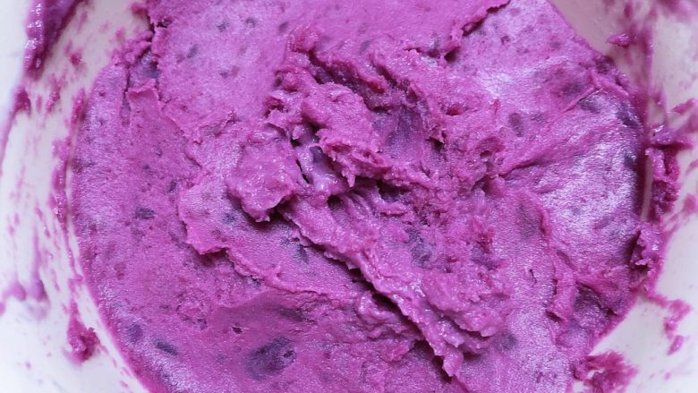 椰浆紫薯奶皮月饼,将紫薯和椰浆搅拌均匀。