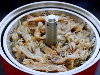 清蒸爬虾,把洗净的爬虾，翻过身子放入万慕智能升降火锅的提篮里。