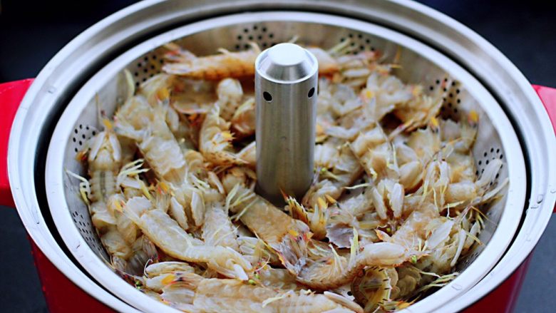 清蒸爬虾,把洗净的爬虾，翻过身子放入万慕智能升降火锅的提篮里。