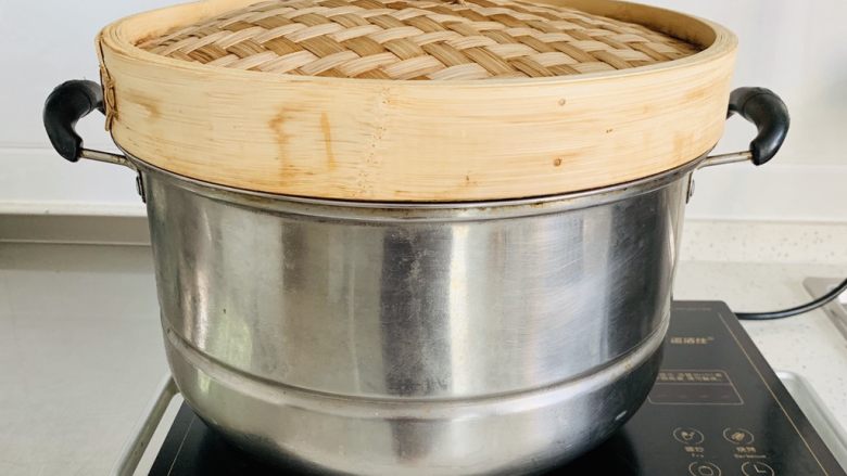 红糖马拉糕,凉水入锅，水开计时30分钟，我加了竹子蒸盖，放置水蒸气滴入面糊中。