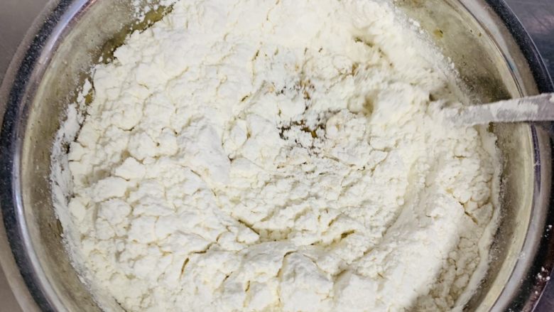 红糖马拉糕,将过筛的面粉加入到液体中搅拌成糊状。