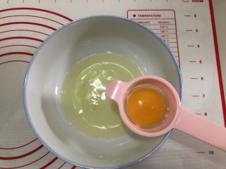 纸杯蛋糕,用蛋清分离器将蛋黄、蛋清分离。