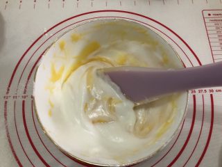 纸杯蛋糕,将三分之一的蛋白加入蛋黄浆里切拌均匀。（记住：是上下切拌，不是划圈搅拌）